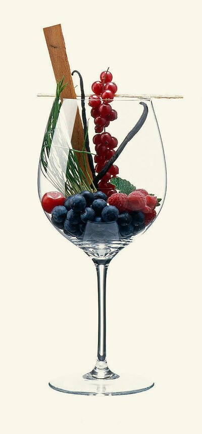Glas gevuld met vruchtjes en kruiden